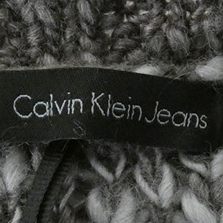 Voir photo 4 de Pull gris motif ajouré et manches courtes - Femme - Calvin Klein Jeans - Taille S Pull gris motif ajouré et manches courtes - Femme - Calvin Klein Jeans - Taille S Très bon état - Vue 4 -